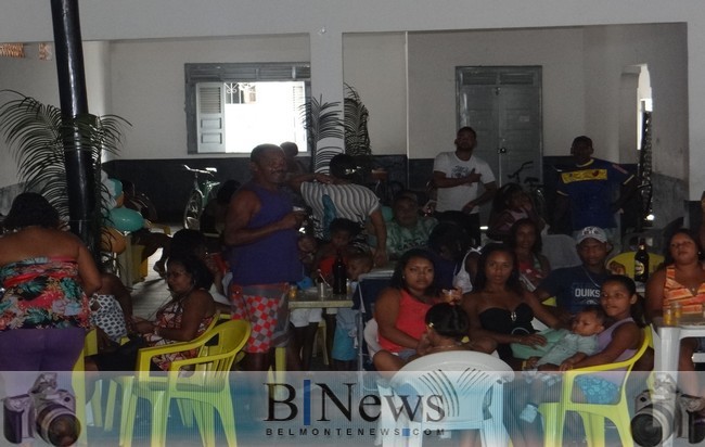 Membros da Nova Rainha do Samba se reúnem em festa de confraternização.