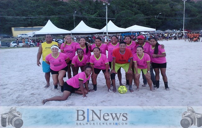 Seleção belmontense de futebol feminino de areia é campeã do 17ª Torneio do Descobrimento.