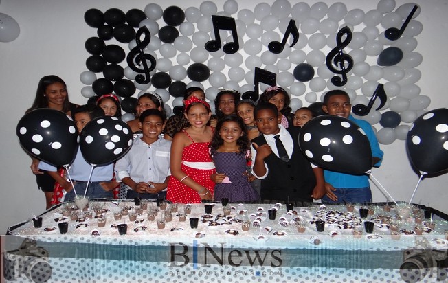 Alunos da Escola Dr. José Texeira de Freitas comemoram conclusão do 5º Ano do ensino fundamental.