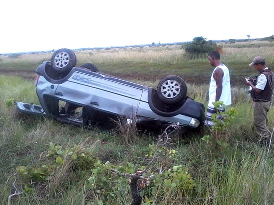 Motorista desvia de cratera na BA-001 e se envolve em acidente.