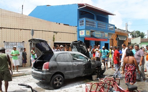 Carro pega fogo no centro da cidade de Belmonte.