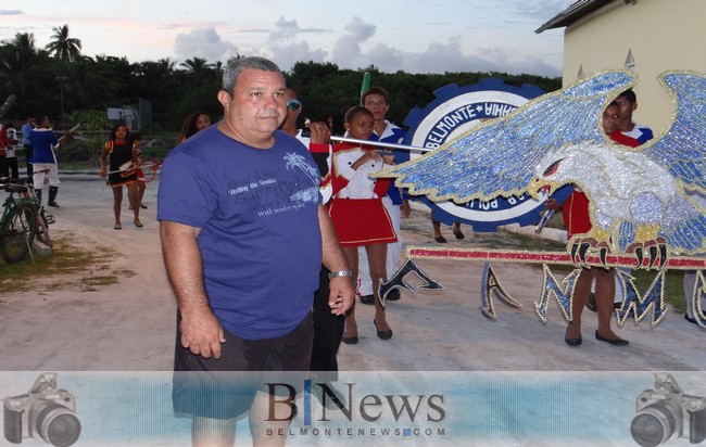 Alexandre Magnavita recebe homenagens de amigos em seu aniversário.