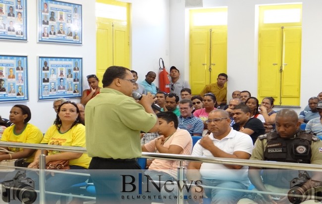 Prefeita, vereadores e ex-funcionários exigem de empresas vagas perdidas para beneficiar Eunápolis.