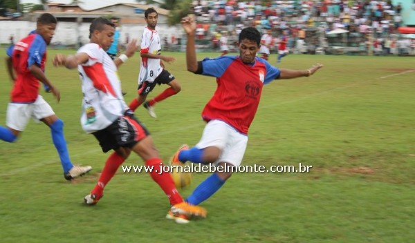 Debaixo de muita chuva Barrolândia vence Teixeira de Freitas por 1×0.