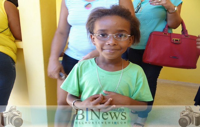 Prefeitura de Belmonte entrega óculos para crianças da rede pública de ensino.