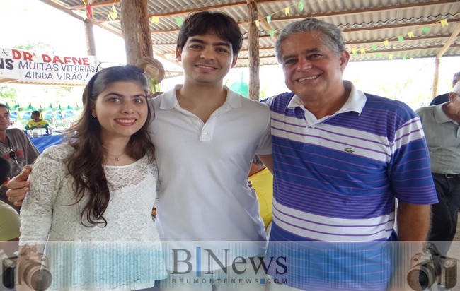 Janival reúne amigos, familiares e convidados para comemorar a formatura em medicina do seu filho Igor.