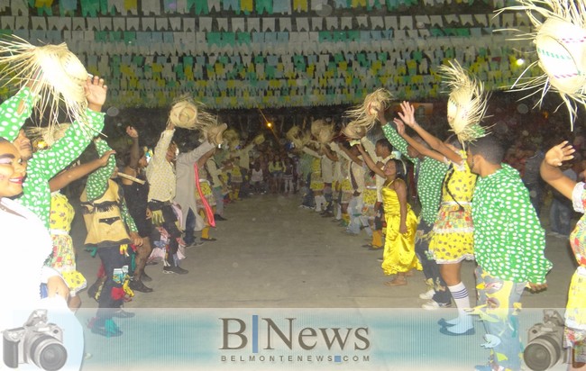 Barrolândia encerra festejos juninos com muita animação e forró.