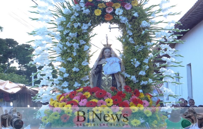 Procissão de Nossa Senhora do Carmo reune milhares de fiéis.