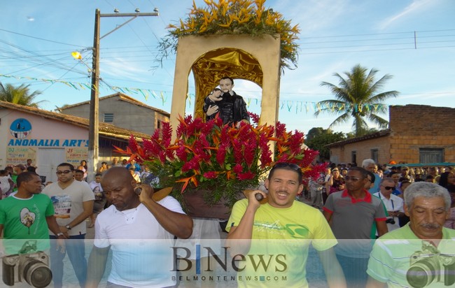 Procissão de São Vicente leva uma multidão às ruas de Belmonte.
