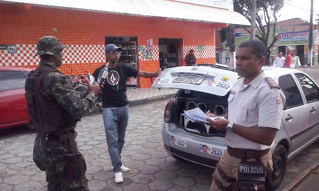 Carros da política são vistoriados em Belmonte e recebem orientações das autoridades.