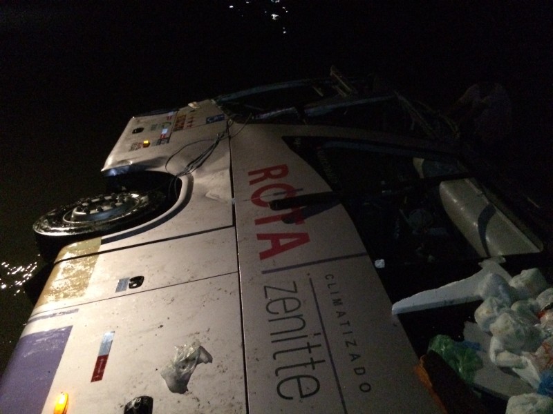 Ônibus cai da ponte do Rio Jequitinhonha e deixa vários mortos e feridos.