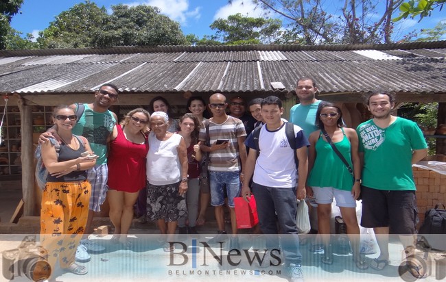 Alunos da UFSB visitam Dona Dagmar e ficam impressionados com seu trabalho e suas obras.