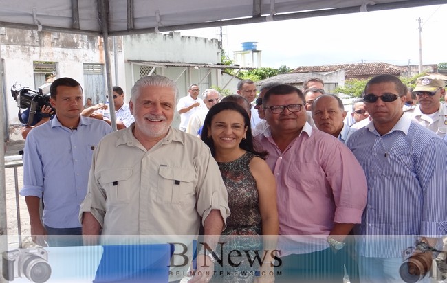 Governador vem a Belmonte agradecer pelo apoio político e entrega novo Ônibus Escolar para o município..