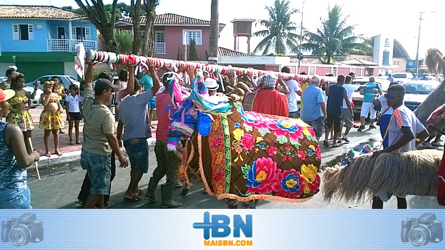 Boi-duro de Belmonte participa de festejos de São Sebastião em Porto Seguro e deixa turistas admirados.