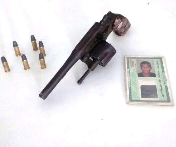 Policiais de Barrolândia prendem homem armado no Bairro Novo.