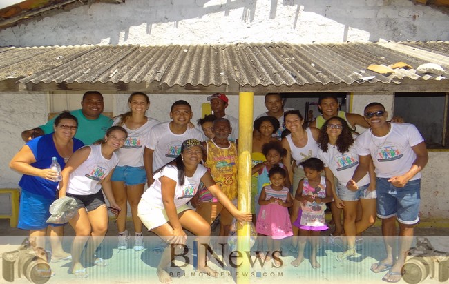 Jovens entregam alimentos arrecadados no PROJETO VERÃO SEM FOME.