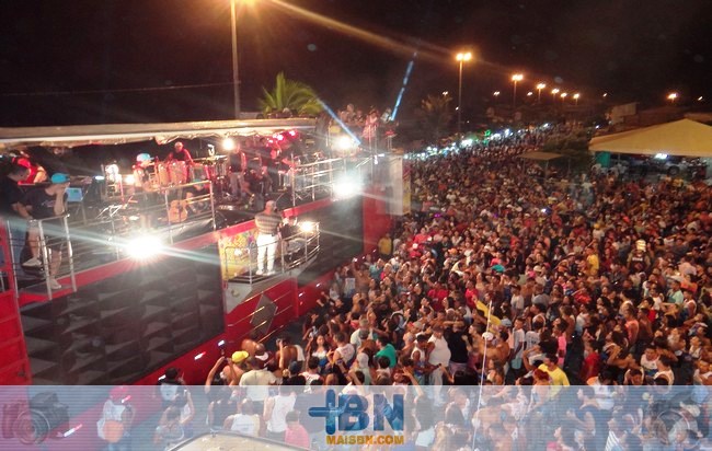 Parangolé agita a primeira noite do Cabrália Folia 2015.