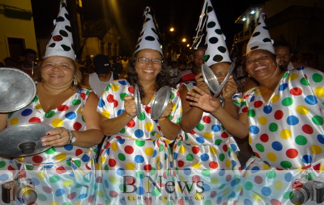 Bloco Circuito e Zé Pereira agitam a avenida na Quinta-feira de Carnaval em Belmonte.