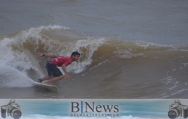 Surfistas belmontenses promovem um verdadeiro espetáculo no Torneio Verão Surf 2015.