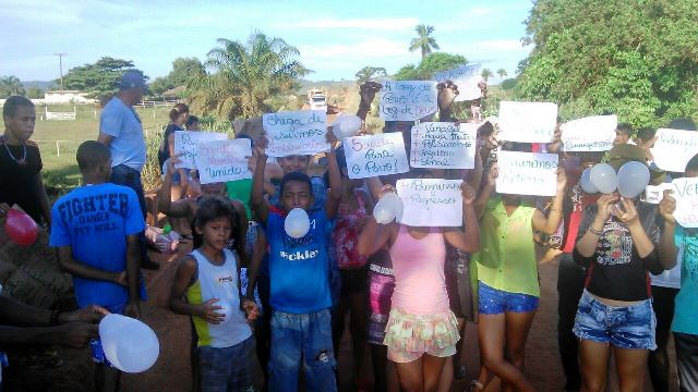 População de Santa Maria Eterna se revolta, fecha estradas e cobra melhorias às autoridades e à Veracel.