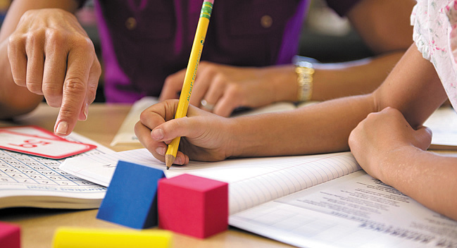 Pais reclamam que alunos do colégio Teixeira de Freitas estão sendo dispensados por falta de professores.