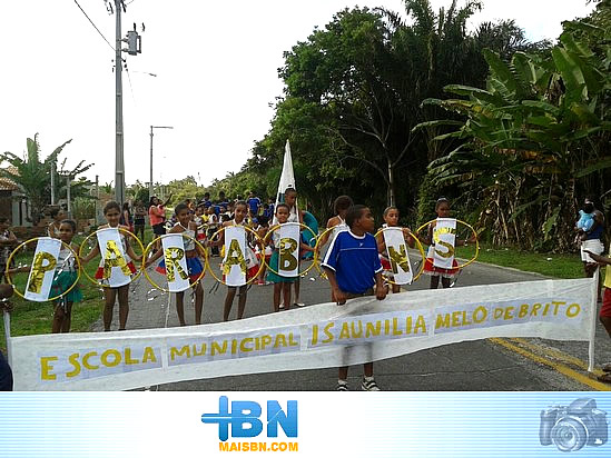 Alunos de Mogiquiçaba fazem homenagem ao Colégio Isaunilia Melo de Britto.