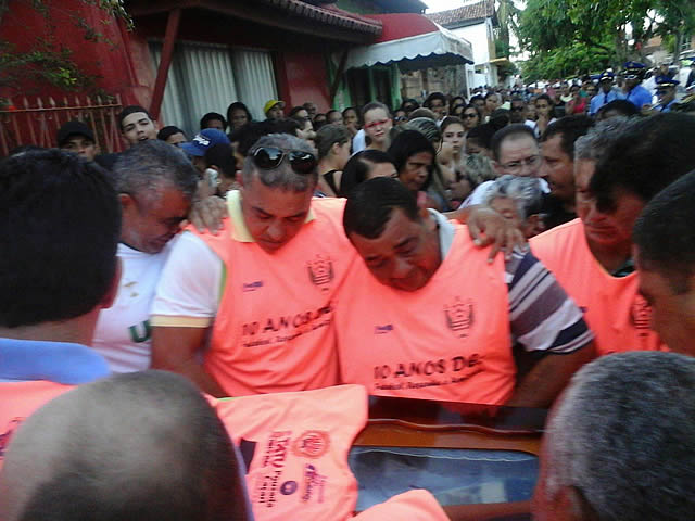 Enterro do empresário Papau é marcado por muita tristeza e homenagens dos amigos.