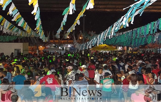 São João em Barrolândia está pegando fogo e milhares de pessoas estão curtindo a festividade.