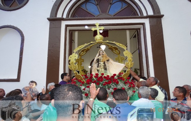 Grande procissão encerra a festa em homenagem à Nossa Senhora do Carmo em Belmonte.