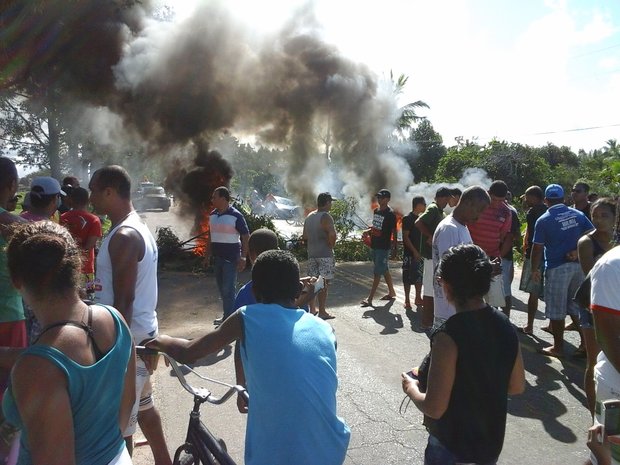 Assassinato de mototaxista gera revolta em Canavieiras e população ateia fogo em ônibus.