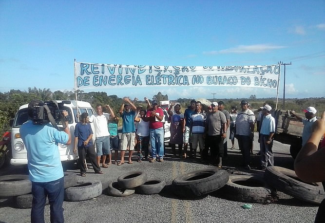 Agricultores cansado de esperar pelo projeto Luz Para Todos fecham a rodovia em Belmonte.