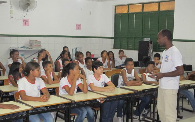 ALUNOS DO EDGARD SANTOS PARTICIPAM DA CAMPANHA NACIONAL DE PREVENÇÃO A HANSENÍASES E VERMINOSE.