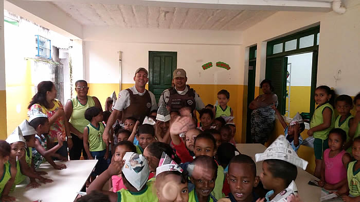 Policiais Militares de Belmonte são homenageados pela Escola São Francisco.