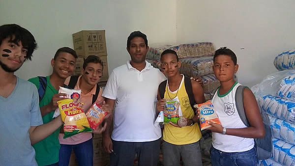 Secretário de Educação recebe alunos em protesto e esclarece situação da merenda.