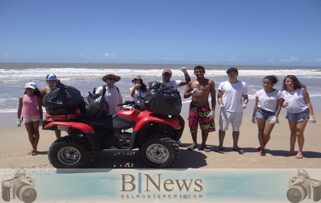 Participantes do Mutirão Praia Limpa dão uma aula de como cuidar do meio ambiente em Belmonte.