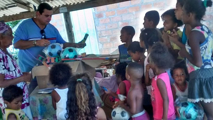 Agente da Policia Civil de Belmonte da exemplo de solidariedade e distribui brinquedos para as crianças carentes.