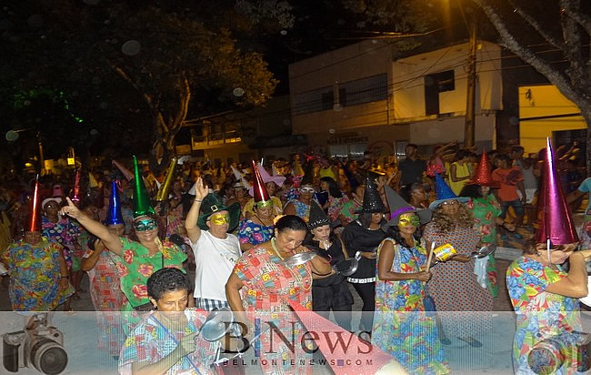 Blocos da Saúde e Zé Pereira agitam a véspera de carnaval em Belmonte.