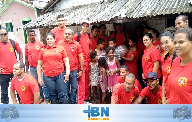 Alunos do Curso de Bombeiros Civis de Belmonte fazem doações de cestas básicas em Belmonte.