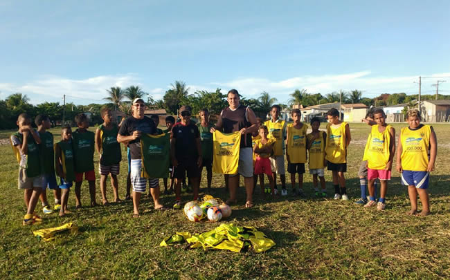 Liga Desportiva de Belmonte doa materiais para Escolinha de Futebol do São Benedito e Bom Jardim.