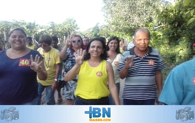 Alice Britto e Alvino Matos fazem caminhada em Boca do Córrego e conversam com a comunidade.