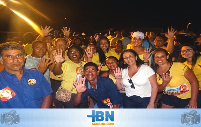 Alice Britto e Alvino Matos são aplaudidos por um grande número de pessoas em Boca do Córrego.