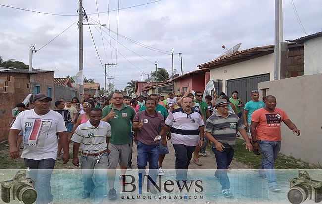 Grupo político do candidato a prefeito Iêdo Elias faz corpo-a-corpo pelas ruas de Belmonte.