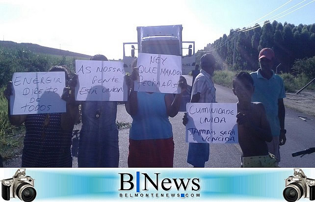 Manifestantes fecham rodovia para exigir energia elétrica para as casas entregues em Barrolândia.