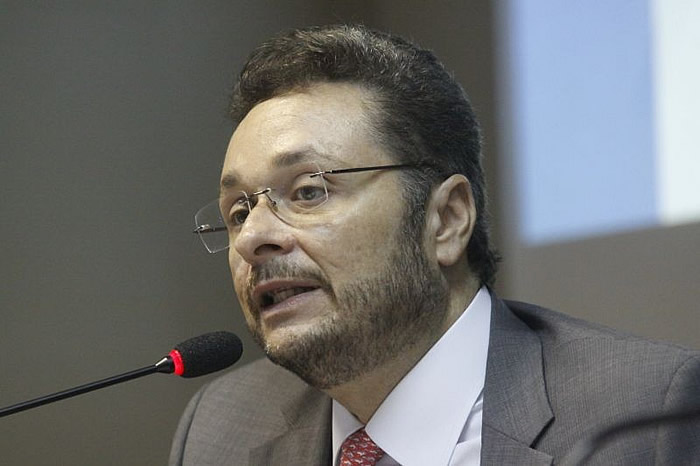 Secretário da Fazenda não descarta problemas para pagar 13º para servidores baianos.