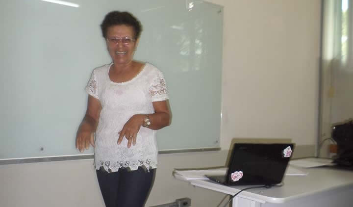 Homenagem à professora Lindinéa encerra o ano letivo do colégio Polivalente de Belmonte.