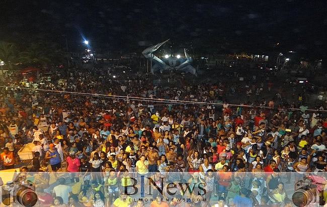 Reveillon 2017 em Belmonte é encerrado com uma grande multidão de pessoas.