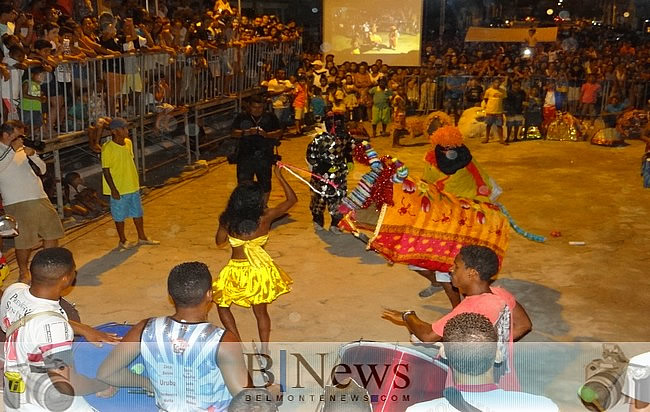 Primeira noite do Festival de Boi Duro de Belmonte atrai uma multidão de pessoas.