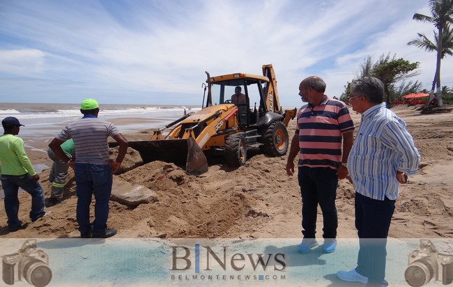Prefeito Janival acompanha a retirada de escombros da Praia do Guaiamum.