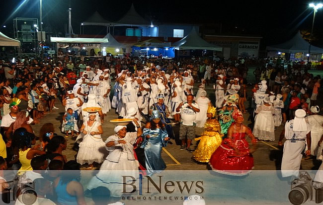 Primeira noite do Carnaval de Belmonte é marcada por muita alegria e curtição.