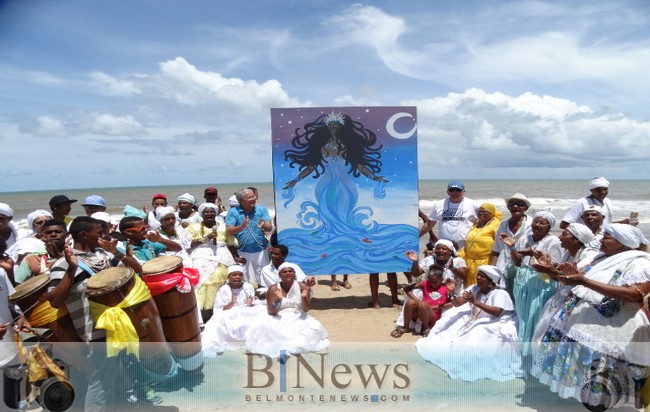 Festa em homenagem a Iemanjá agita o domingo na Praia do Mar Moreno.